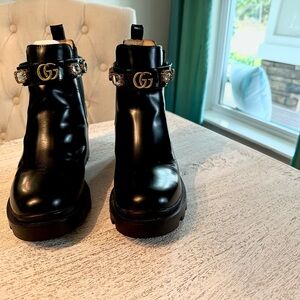 Gucci Black Leather Ankle Chelsea Boots with Gold Emblem